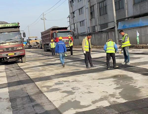 隆尧老材料的新故事：玻璃纤维土工格栅如何在‘白改黑’浪潮中重获新生？
