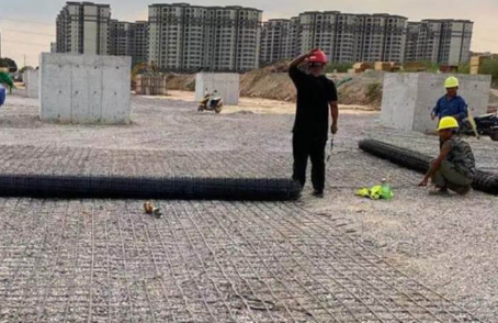 隆尧土工格栅铺设前地基要怎么处理？